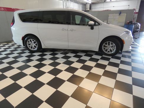 Used 2023 Chrysler Pacifica Touring FWD image 4