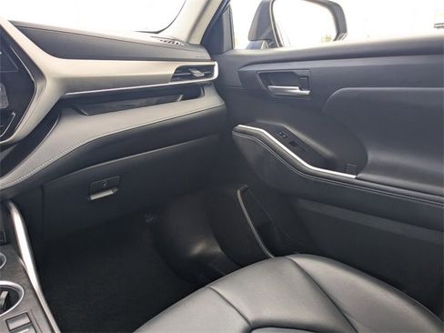 Used 2023 Toyota Highlander XLE image 19