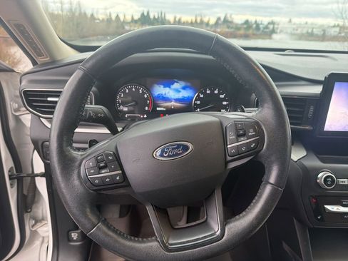 Used 2020 Ford Explorer XLT w/ Equipment Group 202A image 4