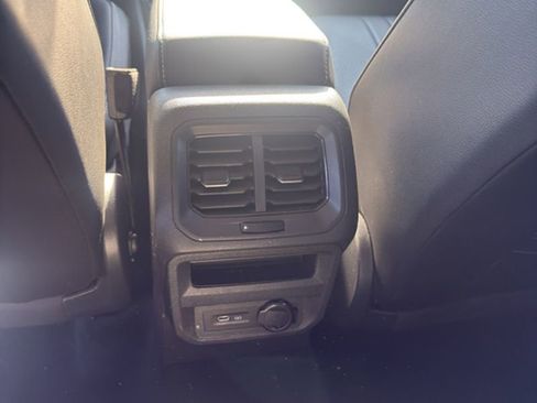 Used 2024 Volkswagen Tiguan SE image 21