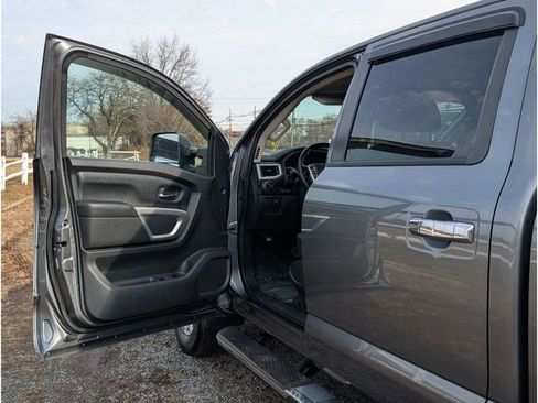 Used 2017 Nissan Titan SV image 9