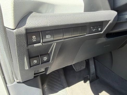 Used 2025 Toyota Sienna XLE FWD image 28