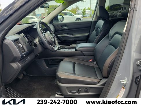 Used 2024 Nissan Pathfinder SL w/ Black Appearance Package FWD image 21