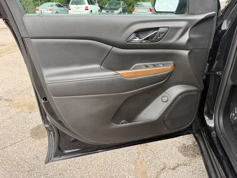 Used 2018 GMC Acadia SLE FWD image 16
