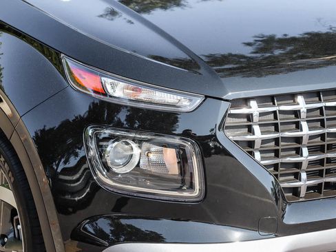 Used 2023 Hyundai Venue SEL w/ Cargo Package FWD image 4