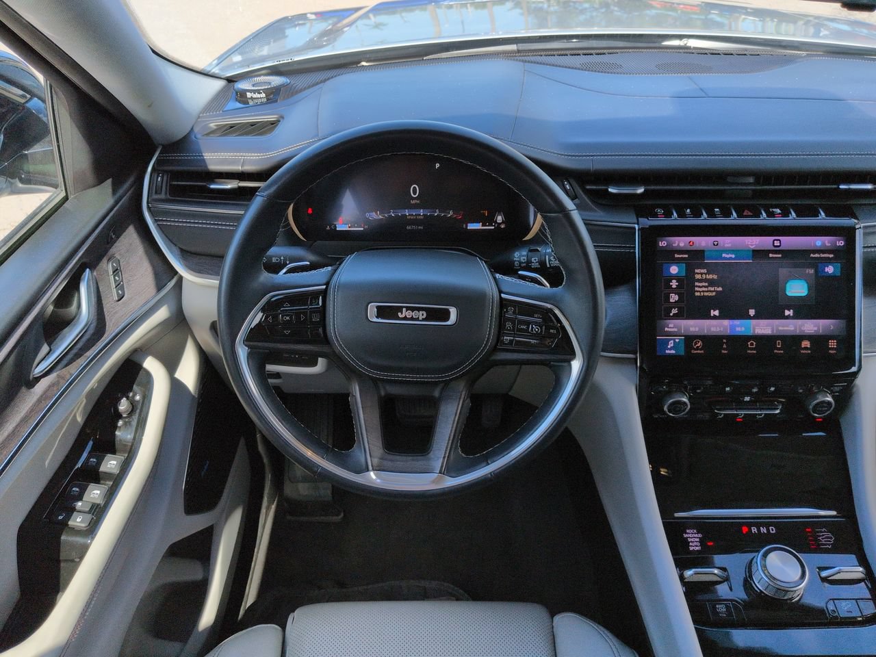 Used 2022 Jeep Grand Cherokee L Overland w/ Luxury Tech Group IV AWD/4WD image 16