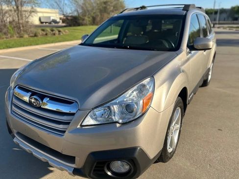 Used 2014 Subaru Outback 2.5i Limited w/ Moonroof Package AWD/4WD image 2
