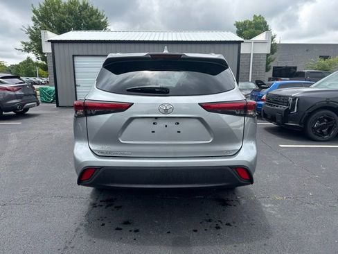 Used 2023 Toyota Highlander XLE FWD image 4