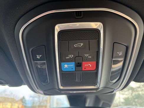 Used 2023 Jeep Grand Cherokee Limited image 32