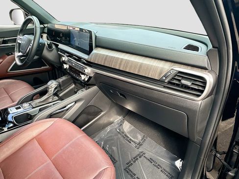 Used 2024 Kia Telluride EX w/ EX Captain's Chair Package image 31