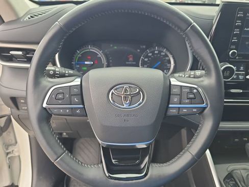 Used 2021 Toyota Highlander XLE AWD/4WD image 31
