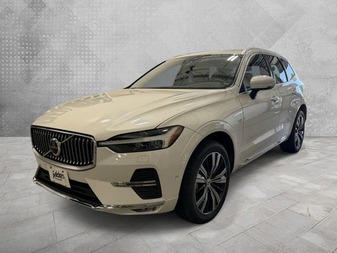 Used 2023 Volvo XC60 B5 Plus w/ Climate Package AWD/4WD image 3