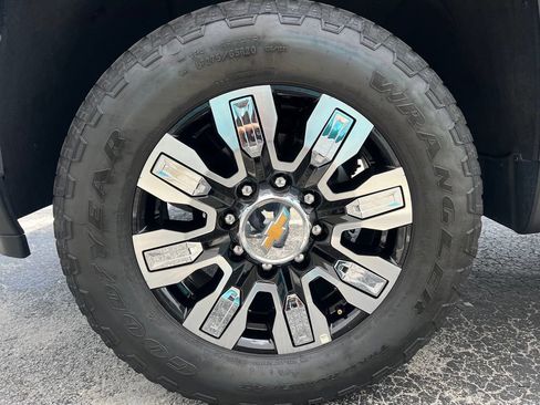 Used 2024 Chevrolet Silverado 2500 High Country w/ High Country Premium Package AWD/4WD image 23