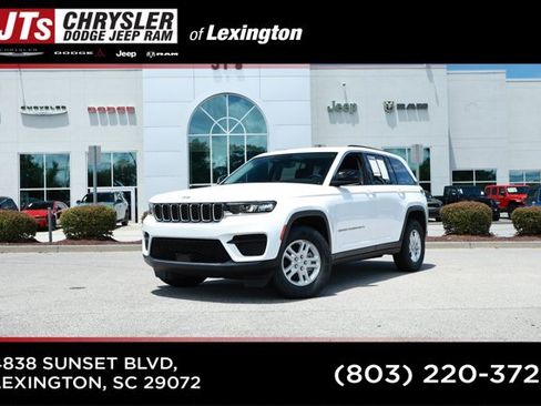 Used 2023 Jeep Grand Cherokee Laredo RWD image 1