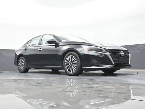 Used 2025 Nissan Altima 2.5 SV FWD image 51