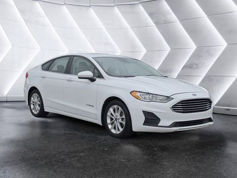 Used 2019 Ford Fusion SE FWD image 1