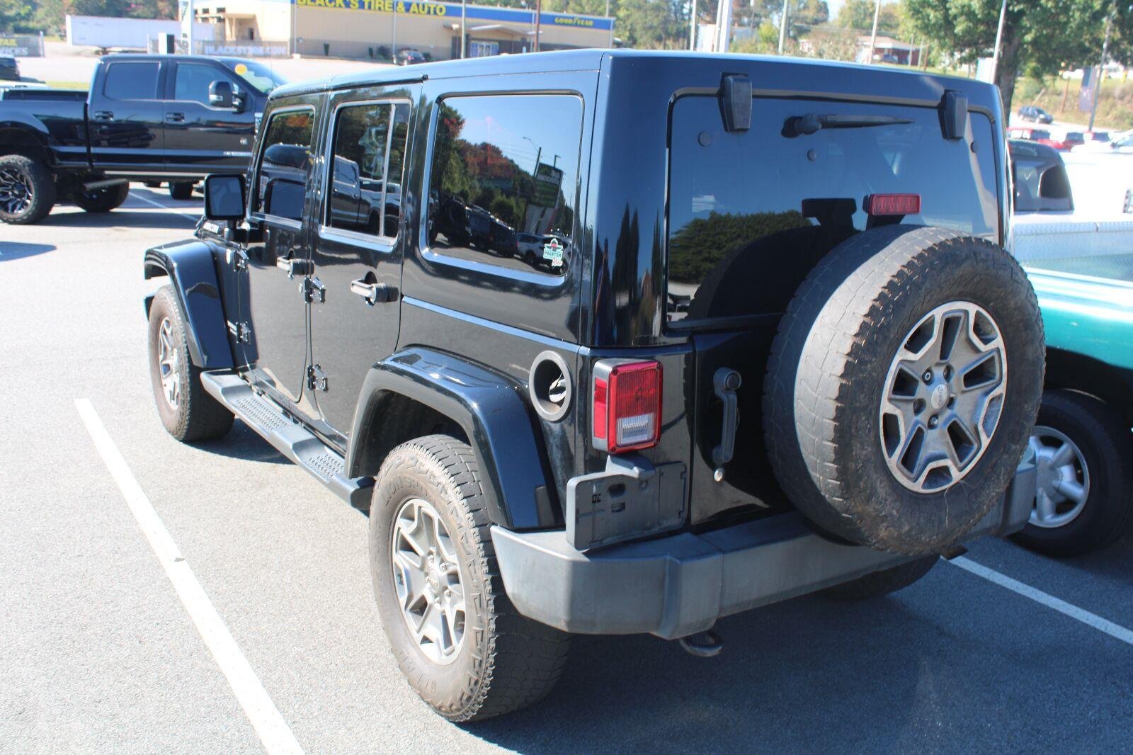 Used 2016 Jeep Wrangler Unlimited Rubicon w/ Connectivity Group AWD/4WD image 6