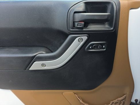 Used 2015 Jeep Wrangler Unlimited Sahara w/ Connectivity Group AWD/4WD image 13