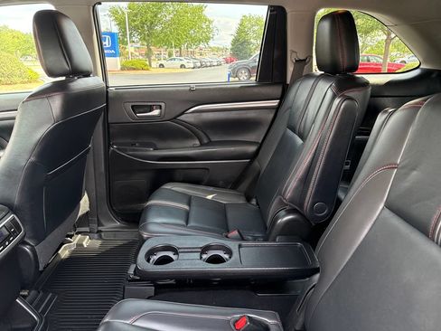 Used 2019 Toyota Highlander SE AWD/4WD image 18