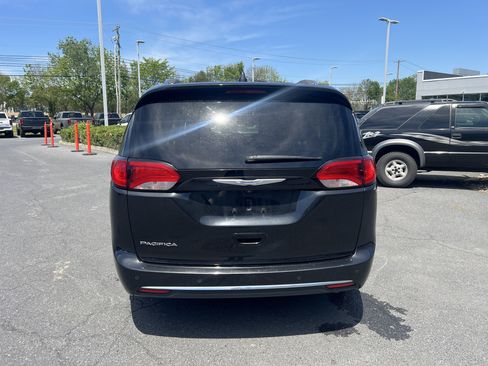 Used 2018 Chrysler Pacifica Touring-L Plus w/ Tire & Wheel Group FWD image 8