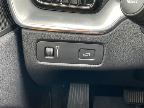 Used 2018 Volvo XC60 T5 Momentum w/ Vision Package AWD/4WD image 15