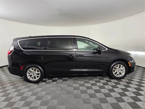 Used 2025 Chrysler Pacifica Select image 2