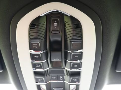 Used 2026 Porsche Macan AWD/4WD image 33