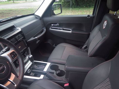 Used 2012 Jeep Liberty Arctic AWD/4WD image 11