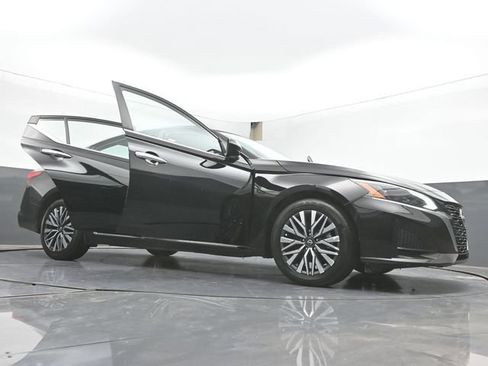 Used 2024 Nissan Altima 2.5 SV FWD image 50