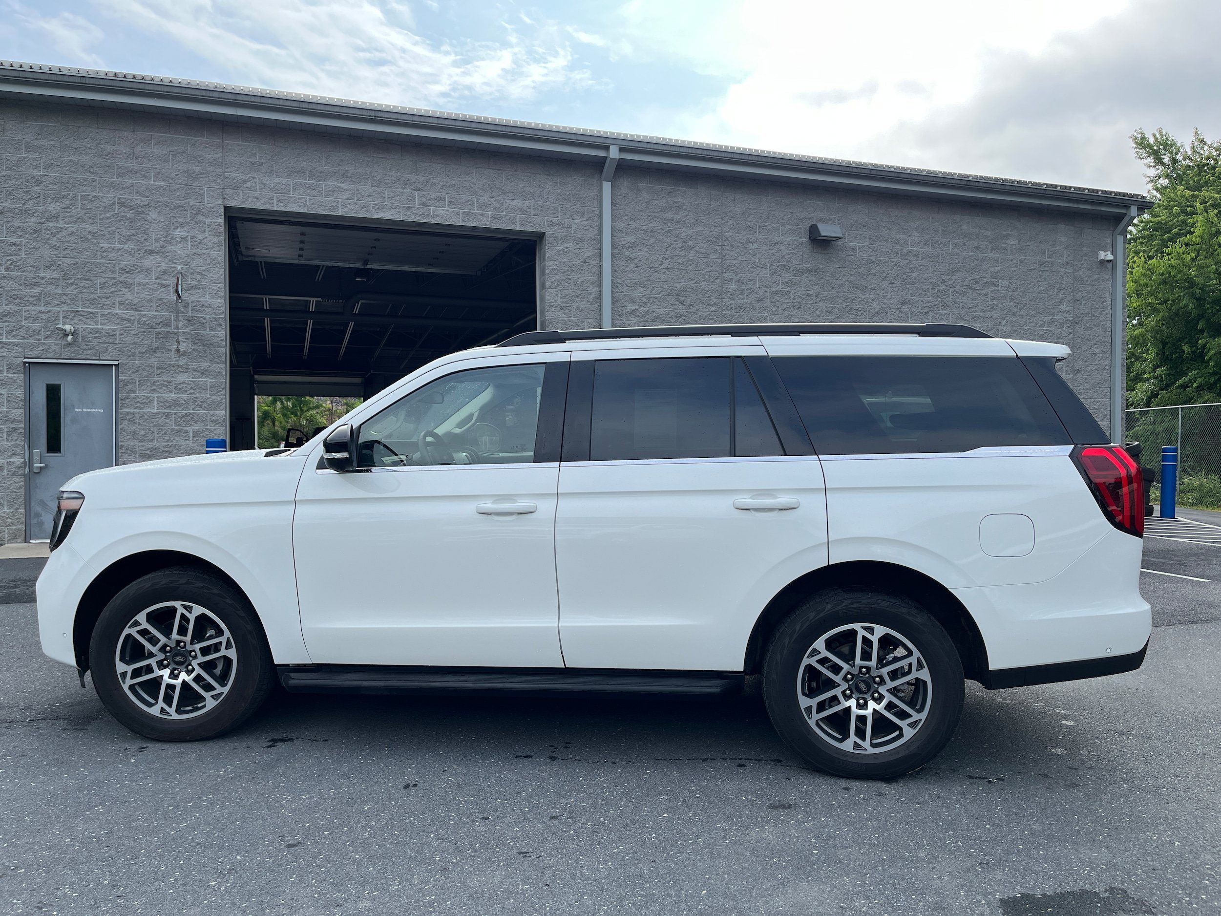 Used 2025 Ford Expedition Active AWD/4WD image 7