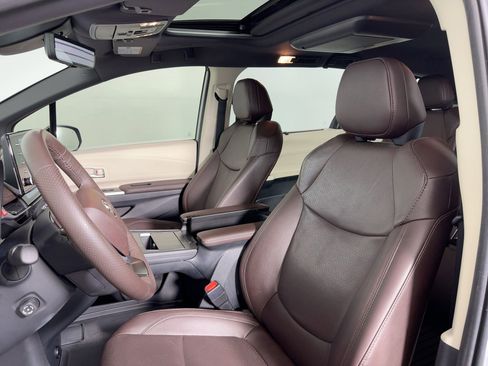 Used 2023 Toyota Sienna Platinum image 21