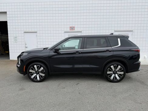 Used 2025 Mitsubishi Outlander SE FWD image 3