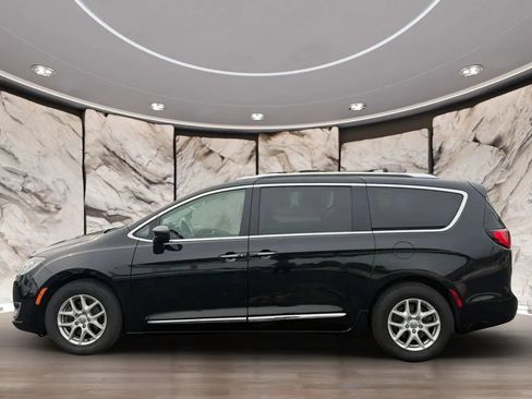 Used 2020 Chrysler Pacifica Touring-L FWD image 4