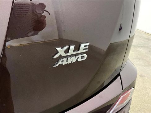 Used 2018 Toyota RAV4 XLE AWD/4WD image 24