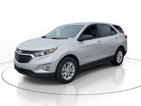 Used 2021 Chevrolet Equinox LS w/ LS Convenience Package image 2