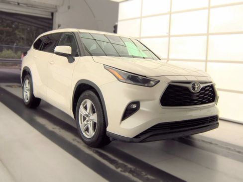 Used 2021 Toyota Highlander LE FWD image 2