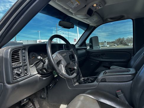 Used 2005 GMC Sierra 2500 SLT w/ Heavy-Duty Power Package image 9