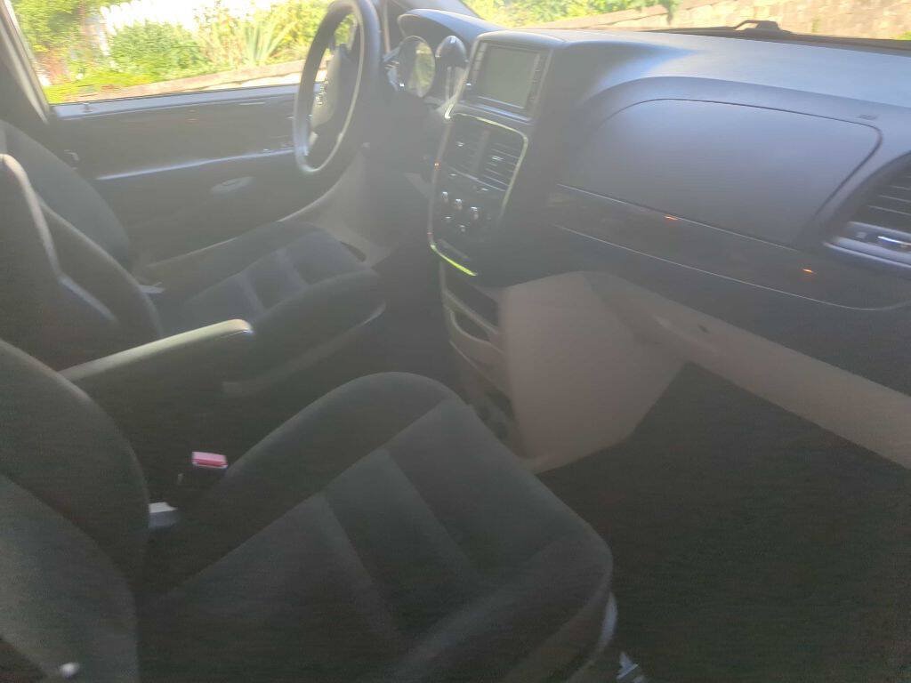 Used 2019 Dodge Grand Caravan SE FWD image 12
