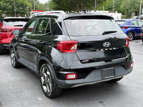Used 2022 Hyundai Venue SEL FWD image 2