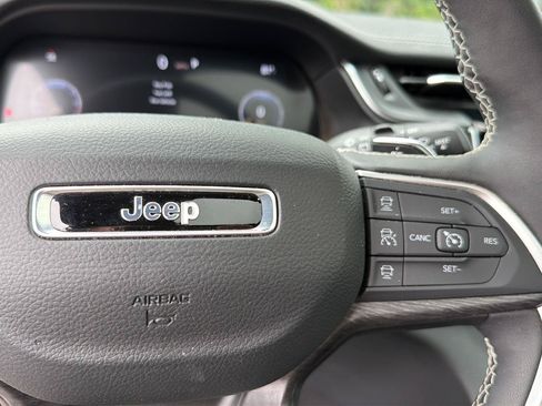 Used 2025 Jeep Grand Cherokee L Limited w/ Luxury Tech Group II AWD/4WD image 23