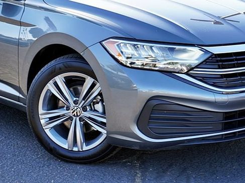 Used 2024 Volkswagen Jetta SE FWD image 4
