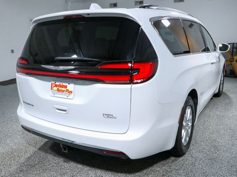 Used 2022 Chrysler Pacifica Touring-L FWD image 7