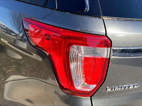 Used 2018 Ford Explorer Limited image 28