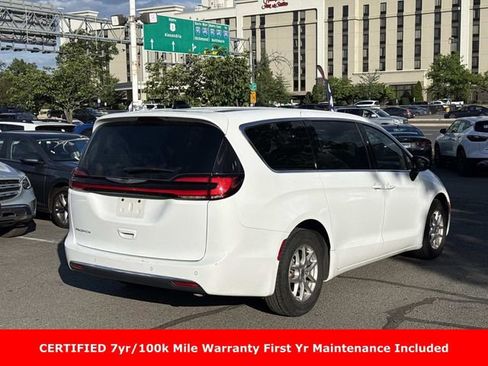 Used 2024 Chrysler Pacifica Touring-L FWD image 3