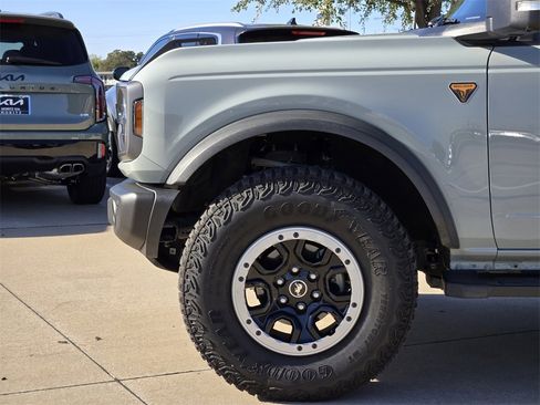 Used 2023 Ford Bronco Badlands image 14