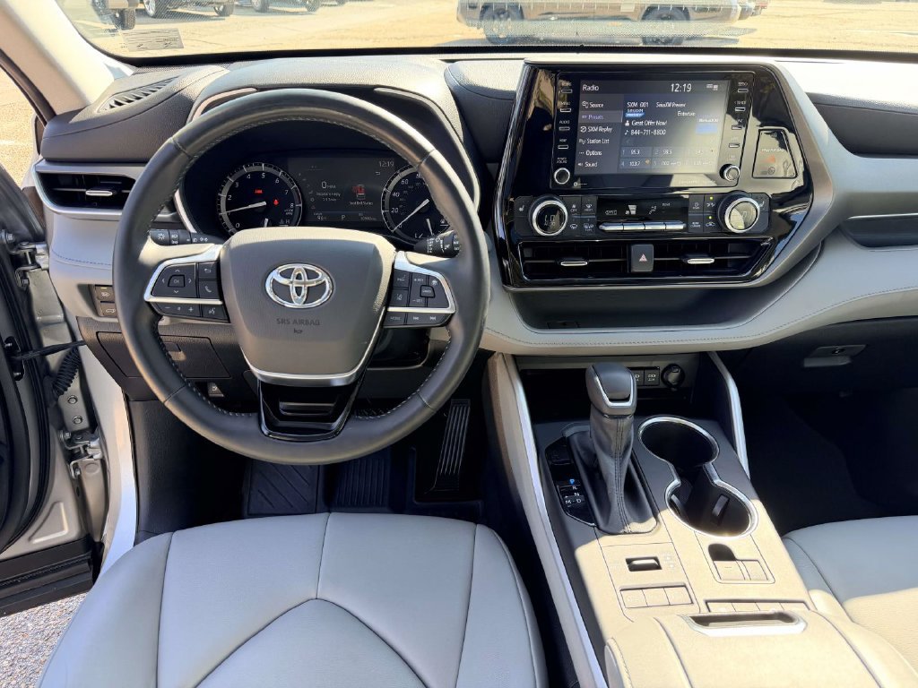 Certified 2021 Toyota Highlander XLE AWD/4WD image 2