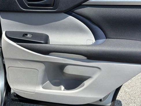 Used 2017 Toyota Highlander LE w/ Carpet Mat Package FWD image 23