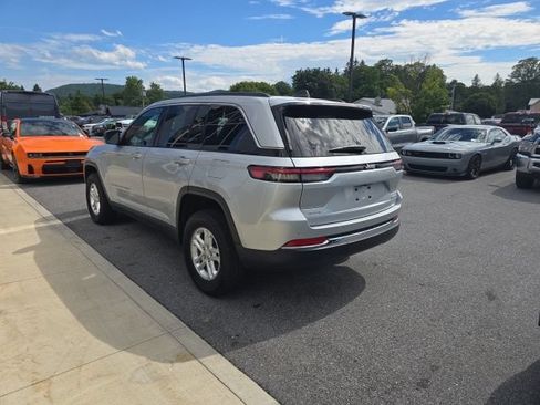 Used 2025 Jeep Grand Cherokee Laredo w/ Luxury Tech Group I AWD/4WD image 4