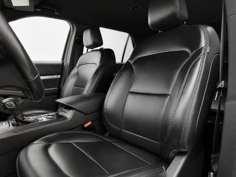 Used 2019 Ford Explorer XLT w/ Equipment Group 202A AWD/4WD image 9
