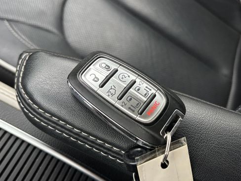 Used 2023 Chrysler Pacifica Limited FWD image 27